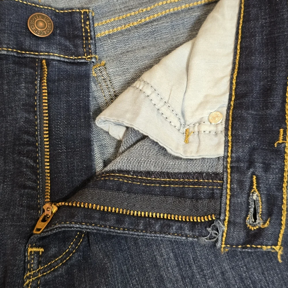 Levis Jeans Womens Size 6 W28 L32 Blue Classic Bootcut Dark Wash Denim MidRise - Picture 13 of 16